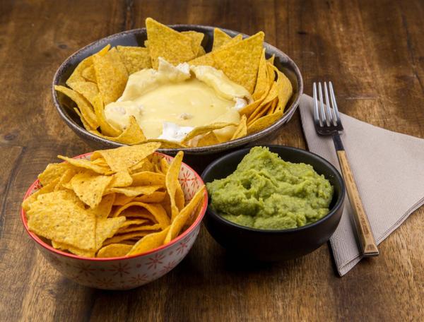 Nachos con Queso y Guacamole